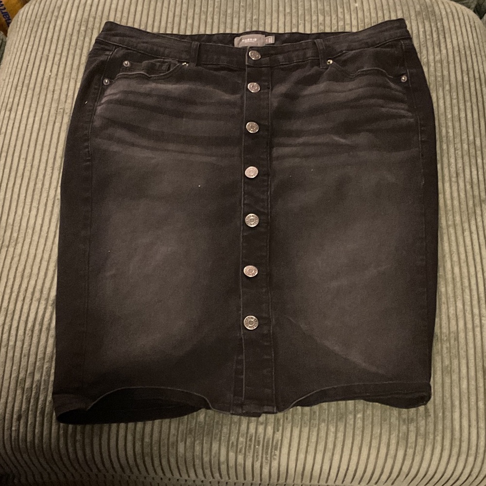 Classic Black Button-Front Pencil Skirt